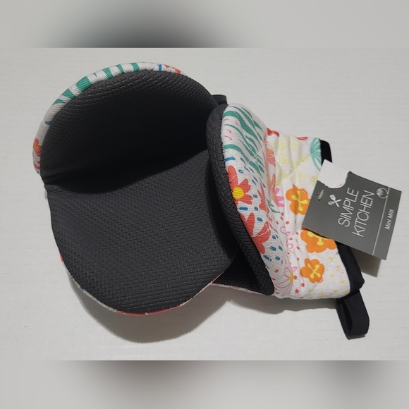 2 Piece Multi-Colored Floral Mini Oven Mitts - Picture 3 of 3